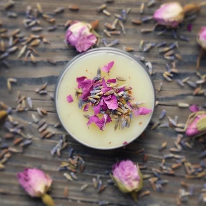 Nước hoa khô là gì? Cách làm nước hoa khô tại nhà