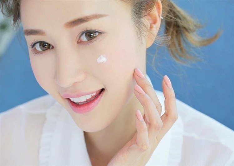 Dùng serum để dưỡng da cho cả một ngày dài