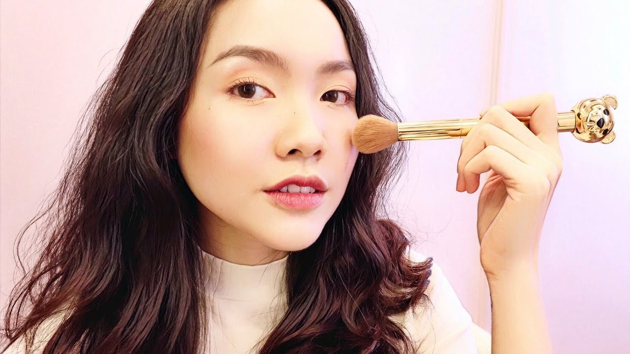 Phủ một lớp nền mỏng lên bề mặt da