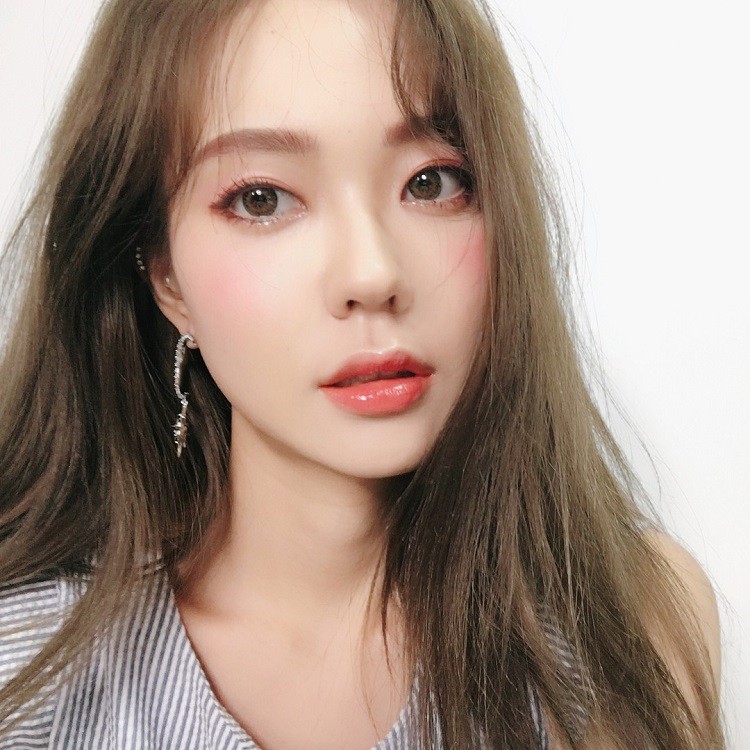 Hàng mi dài là điểm nhấn vô cùng ấn tượng