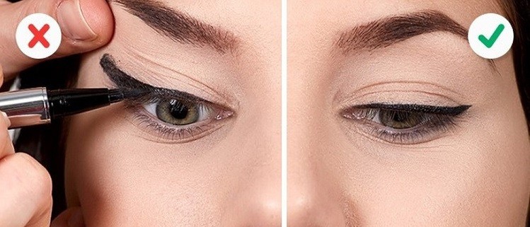 nhìn xuống khi kẻ mắt