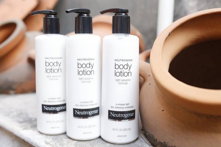 Sữa dưỡng thể trắng da Neutrogena Body Lotion