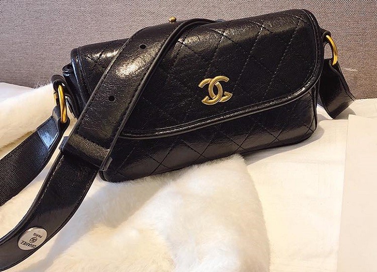 Logo thương hiệu cần đặt tinh tế như một chi tiết trang trí các thương hiệu túi xách bình dân, các hãng túi xách hàng hiệu bình dân, các hãng túi xách bình dân, thương hiệu túi xách bình dân, túi xách bình dân, túi hiệu bình dân, túi xách hàng hiệu giá bình dân, nên mua túi xách hãng nào, túi xách hàng hiệu giá trung bình, những thương hiệu túi xách bình dân, hãng túi xách giá bình dân, các hãng túi xách giá bình dân, những hãng túi bình dân, các thương hiệu túi xách bình dân việt nam, thương hiệu túi xách bình dân việt nam, thương hiệu túi xách giá bình dân, các thương hiệu túi xách giá bình dân, thương hiệu túi xách bình dân ở việt nam, thương hiệu túi xách bình dân ở mỹ, các thương hiệu túi xách bình dân mỹ, các thương hiệu túi xách bình dân nổi tiếng