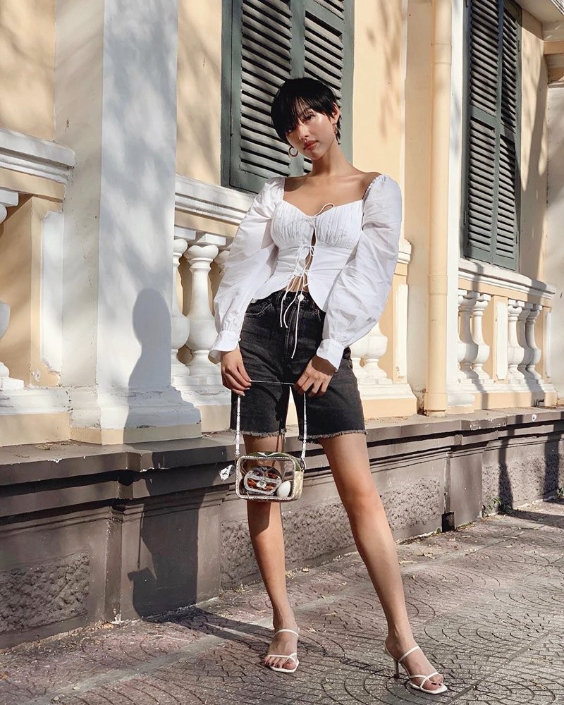 Cầm túi kẹp nách ở tay giúp các nàng trở nên phóng khoáng, năng động hơn khi đi dạo phố