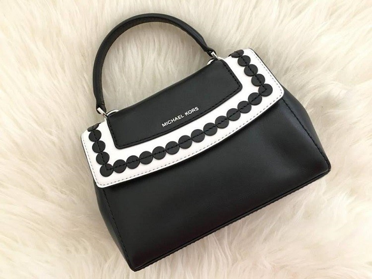 Túi xách Michael Kors Ava Applique đen - trắng các thương hiệu túi xách bình dân, các hãng túi xách hàng hiệu bình dân, các hãng túi xách bình dân, thương hiệu túi xách bình dân, túi xách bình dân, túi hiệu bình dân, túi xách hàng hiệu giá bình dân, nên mua túi xách hãng nào, túi xách hàng hiệu giá trung bình, những thương hiệu túi xách bình dân, hãng túi xách giá bình dân, các hãng túi xách giá bình dân, những hãng túi bình dân, các thương hiệu túi xách bình dân việt nam, thương hiệu túi xách bình dân việt nam, thương hiệu túi xách giá bình dân, các thương hiệu túi xách giá bình dân, thương hiệu túi xách bình dân ở việt nam, thương hiệu túi xách bình dân ở mỹ, các thương hiệu túi xách bình dân mỹ, các thương hiệu túi xách bình dân nổi tiếng