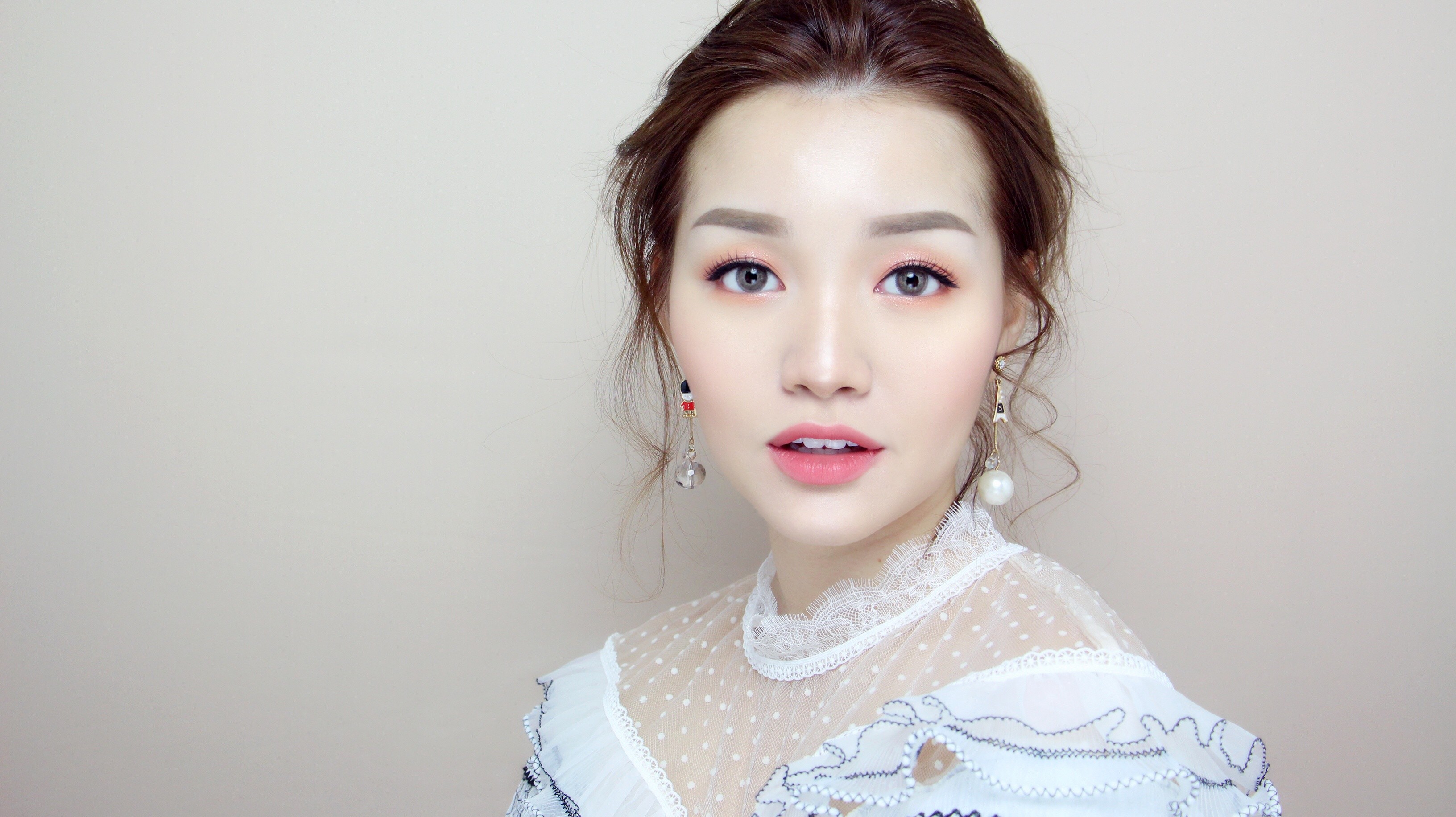 Trang điểm cho làn da căng bóng