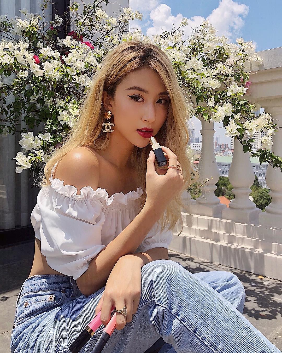 Cách mặc áo trễ vai không bị tụt chỉ với các vật dụng nhỏ ' alt=