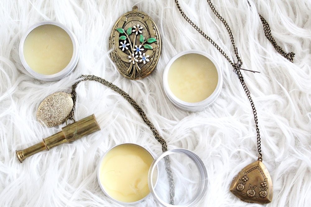 Nước hoa khô là gì? Cách làm nước hoa khô tại nhà Nước hoa khô là gì? Cách làm nước hoa khô tại nhà