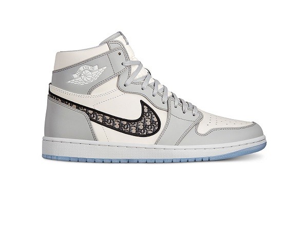 Khi mang giày thể thao, chân của chúng ta trở nên gọn gàng hơn bởi phần giày đã che đi được phần chân vừa to và thô. Tuy nhiên, bạn nên áp dụng cách chọn giày Sneaker cho người chân to dưới đây để đôi chân thêm gọn gàng hơn, không bị lộ nhược điểm.