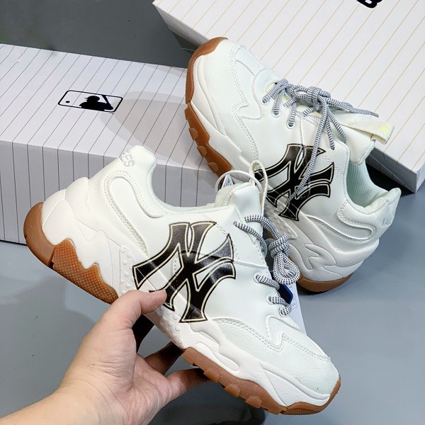 Với những bạn yêu thích các mẫu giày MLB NY mà có nguồn tài chính eo hẹp thì giày MLB NY Rep 11 chính là sự lựa chọn hoàn hảo nhất dành cho bạn. Đây là loại giày giống với phiên bản chính hãng nhất mà giá thành lại rẻ hơn rất nhiều.