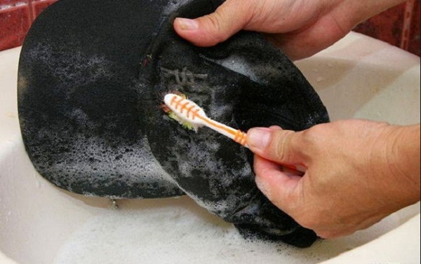 cách giặt mũ lưỡi trai phần chóp mũ dễ dàng