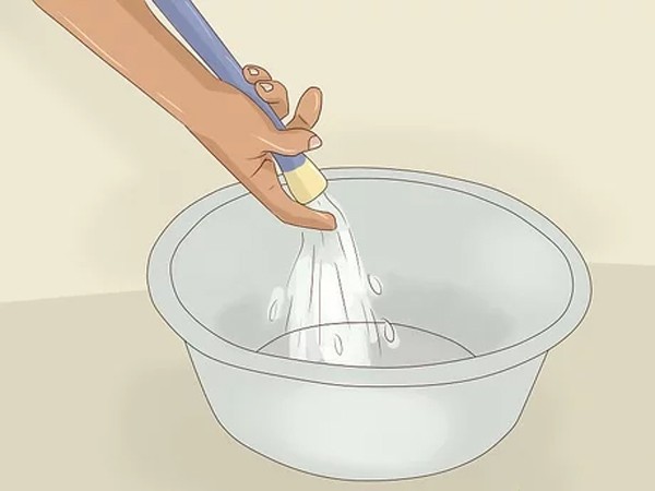 chuẩn bị nước sạch để giặt mũ lưỡi trai