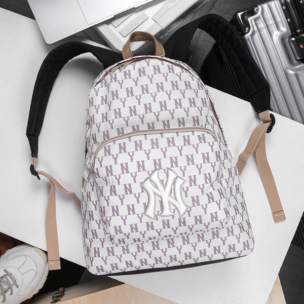 phân biệt balo mlb auth và balo mlb fake qua đường may