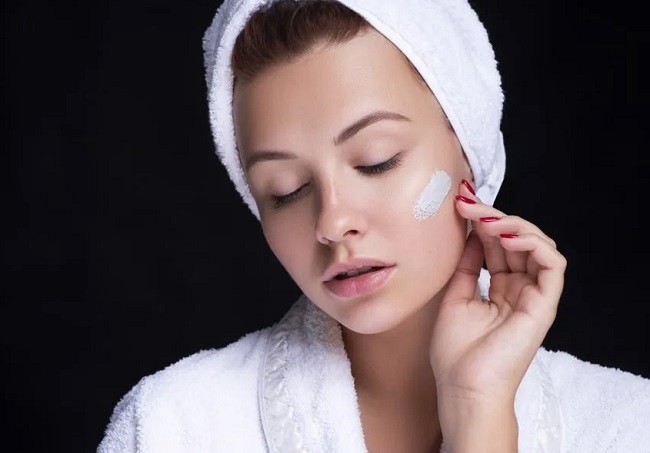 Có nên bôi kem chống nắng vào ban đêm