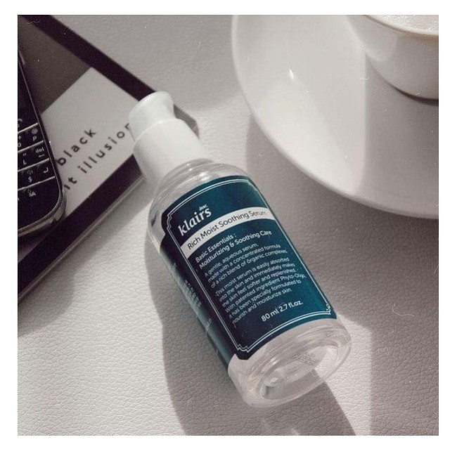 Serum Klairs Rich Moist Soothing Serum hạn chế gây mụn trên da